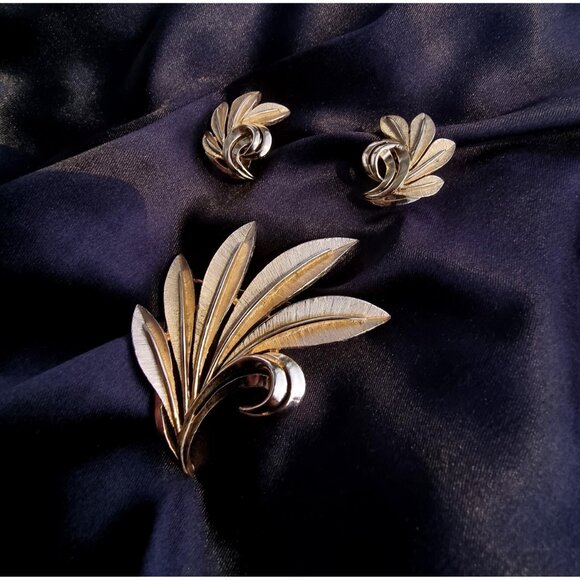 Vintage CROWN TRIFARI 1960s Gold Tone Leaf Leaves Floral Set - Picture 2 of 7